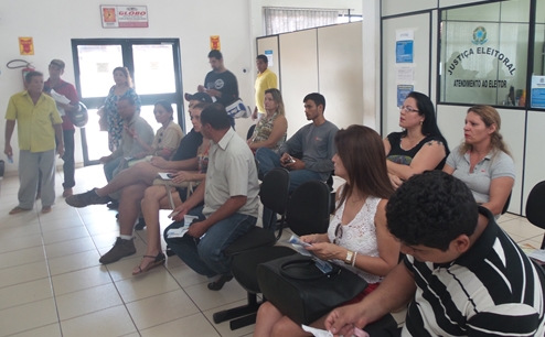  Usuários da Águas Guariroba esperam por horas na fila para serem atendidos<br />Foto: Tayná Biazus