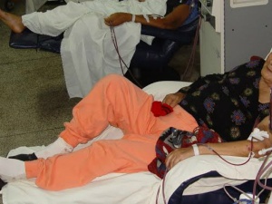  Pacientes realizam hemodiálise enquanto esperam por transplante<br />Foto: Divulgação