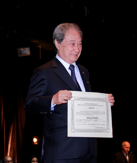  Deputado George Takimoto (PDT) recebe seu diploma para próxima legislatura que segundo ele será focada em mais projetos na área da saúde<br />Foto:Wanderson Lara