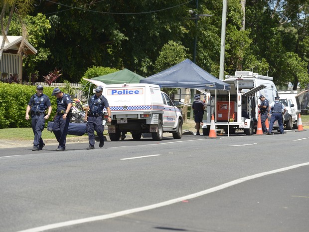  Policiais carregam corpo de criança achado em casa na Austrália<br />Foto: AP