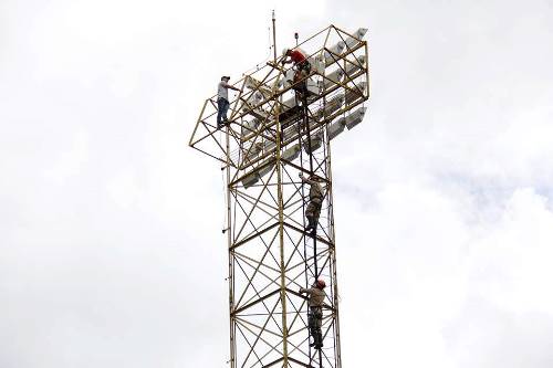  O jovem ficou cerca de 1h30 em cima da torre, ameaçando se jogar<br />Foto: Minamar Junior/Midiamax