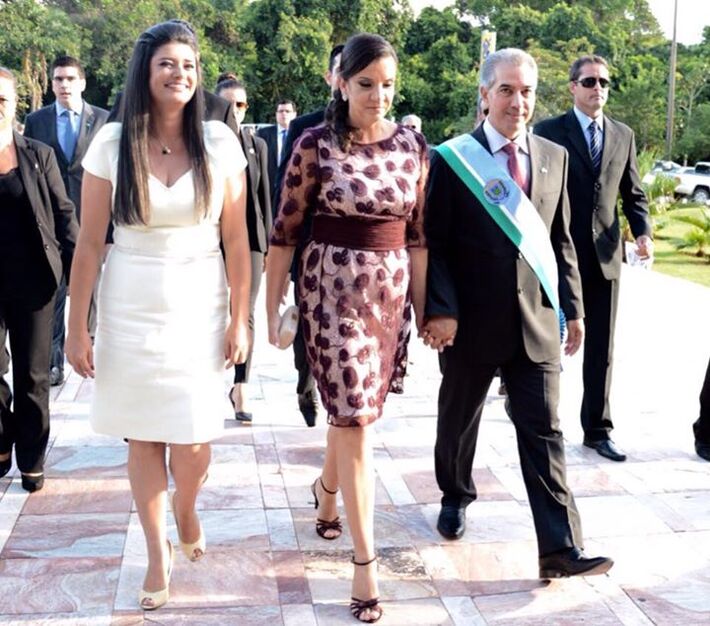  Vice-governadora Rose Modesto, primeira dama Fatima Azambuja e governador Reinaldo Azambuja chegando ao Palácio Popular da Cultura<br />Foto: divulgação