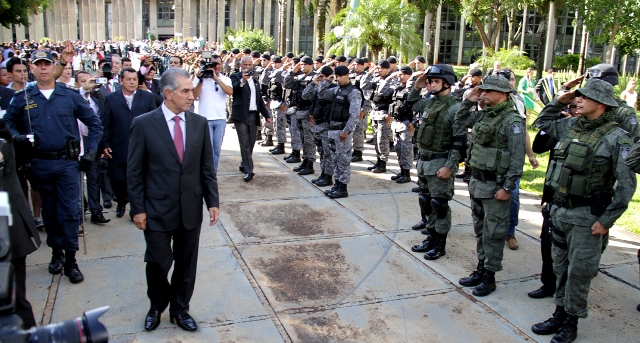 Governador Reinaldo Azambuja (PSDB) em revista à tropa militar do estado<br />Foto: Wagner Guimarães/ALMS