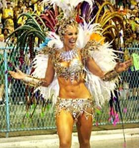 No Carnaval de 2009 Paolla também se destacou pela barriga definida