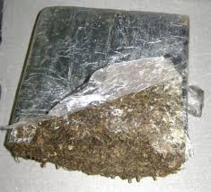  Foi encontrado apenas um tablete de maconha, porém a polícia suspeita que haviam mais drogas no carro<br />Foto: Ilustração/Reprodução