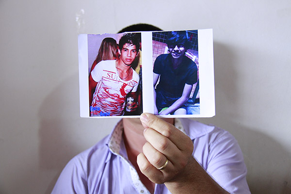 Irmão mostra foto dos irmãos acusados da tortura e assassinato / Foto: Wanderson Lara
