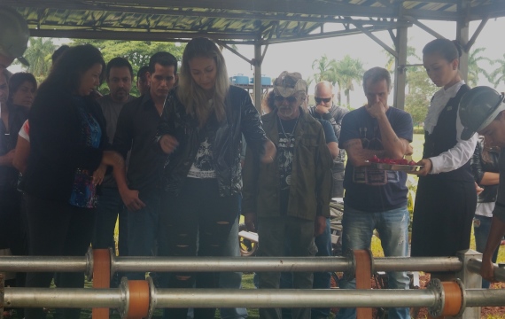 Familiares e amigos se despedindo de Renato Fernandes