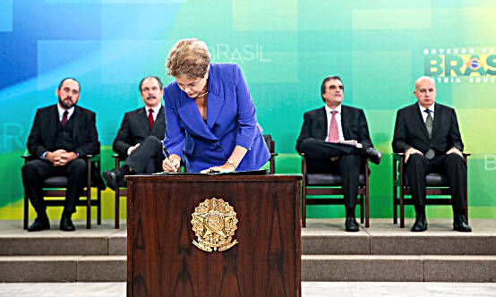 Dilma Rousseff assina Pacote Anticorrupção, durante cerimônia no Palácio do Planalto.