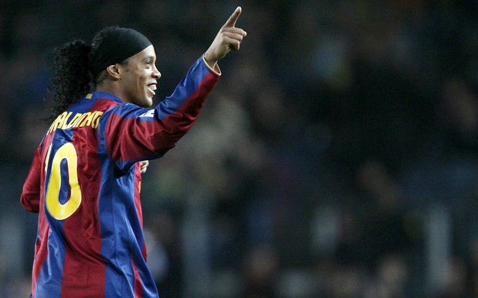 Ronaldinho Gaúcho nos tempos de Barcelona: brasileiro escalou o “time dos sonhos” da Champions