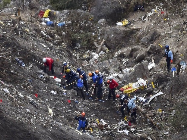 Equipe de resgate trabalha entre destroços nos Alpes Franceses, no local onde o avião da Germanwings caiu na semana passada // Foto: Anne-Christine Poujoulat/AFP