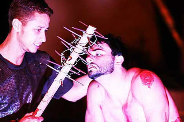 ovens da Paróquia Nossa Senhora de Fátima encenam a Paixão.