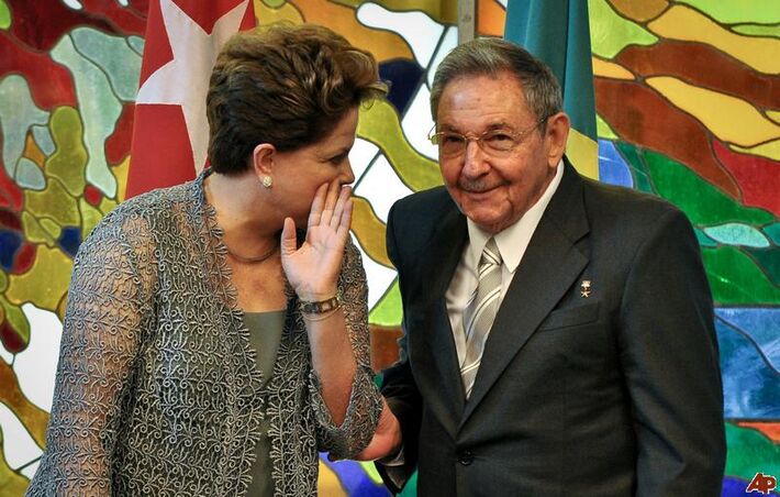 Dilma com o ditador cubano Raúl Castro.