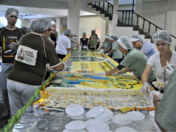 Bolo tem 800 quilos a mais que ano passado. Foto:Tatiane Queiroz