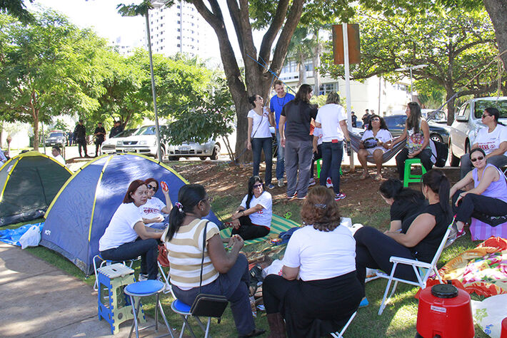 Professores acampam para forçar Olarte a cumprir a Lei.