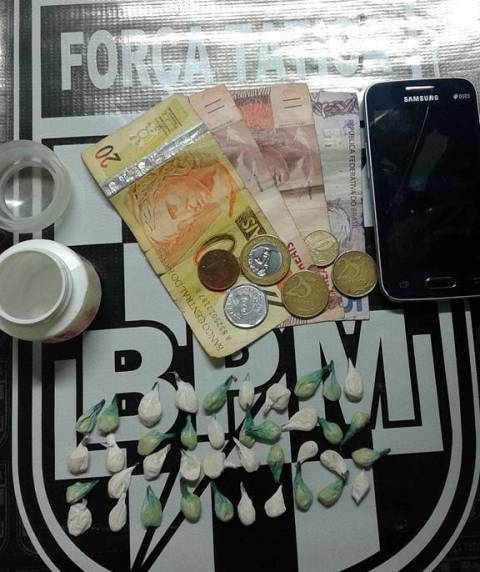 Drogas e dinheiro apreendido pela PM (Foto: Divulgação)