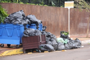 Lixo espalhado nas ruas da capital. Foto: Anderson Ramos
