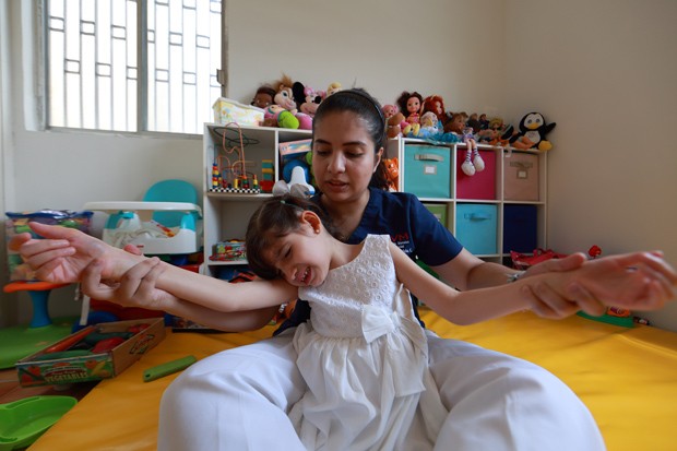 Graciela faz fisioterapia em sua casa no México (Foto: AFP Photo/Carlos Ramirez)