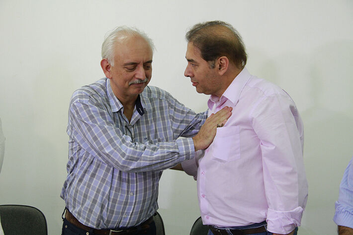 O Presidente da Santa Casa Wilson Teslenco e o prefeito de Campo Grande Alcides Bernal se cumprimentam após assinatura do contrato. (Foto: Wanderson Lara)