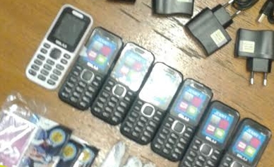 Foram apreendidos sete aparelhos celulares dentro do Presídio Estadual de Dourados. (Foto: PM)