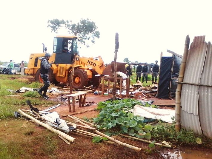 Barracas e pertences de algumas famílias foram 'destruidas' por trator, segundo assessoria do MST. (Foto: divulgação)