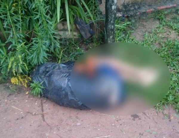 O corpo da criança foi encontrado no quintal da casa em que morava, dentro de um saco de lixo.