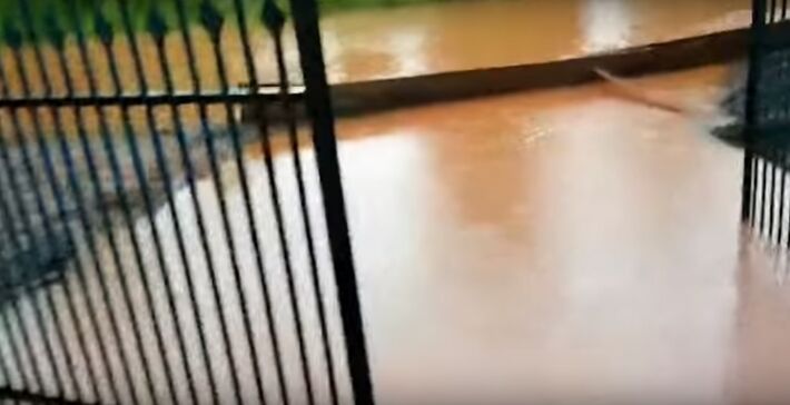 Água da chuva invade casas na região