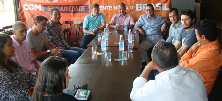 O pré-candidato Moacir Reis (camisa verde) entre os dirigentes estaduais Bosco Martins e Alessandro Menezes.