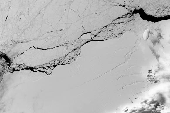 Imagem de divulgação da Nasa mostra uma das rachaduras na barreira de gelo Larsen C, que se desprendeu na Antártida