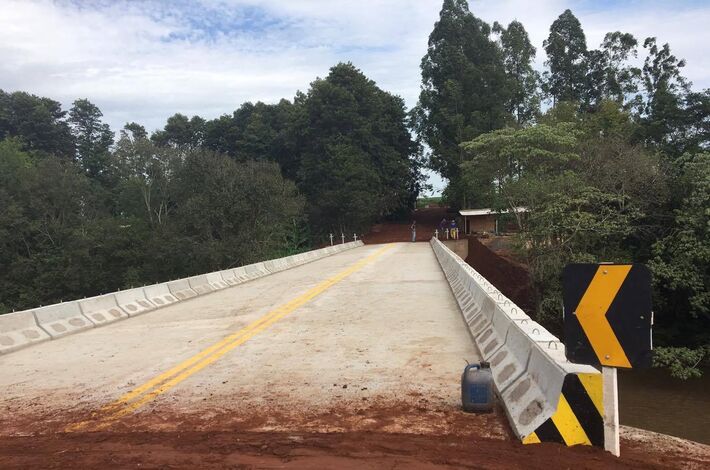 Ponte sobre o rio Taquara tem 44 metros de extensão e seis de largura.