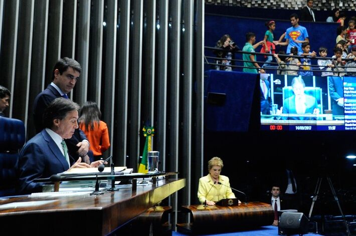 A senadora Marta Suplicy (na tribuna) foi responsável pelo parecer, que evidenciou a gravidade do problema recorrendo às estatísticas mundiais e brasileiras
