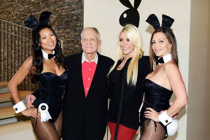 8O fundador da revista Playboy, Hugh Hefner, e suas coelhinhas