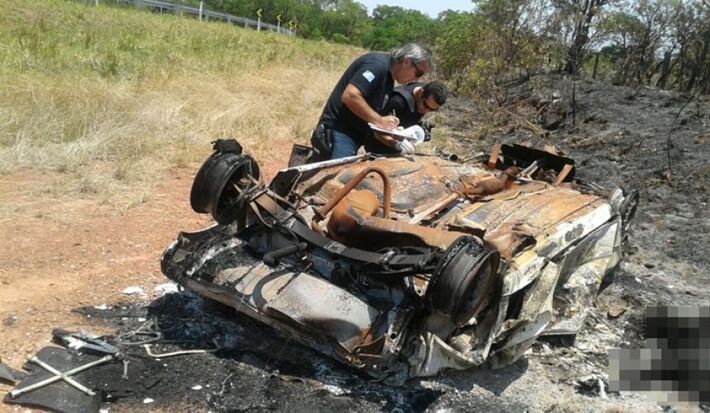 Carro capotou e pegou fogo na rodovia MS-430