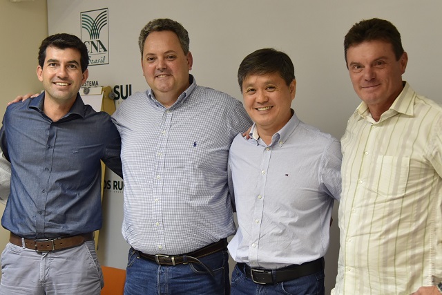 Atual presidente, Christiano Bortolotto, acompanhado do presidente eleito, Juliano Schmaedecke, e dos ex-presidentes da entidade: Mauricio Saito e Almir Dalpasquale. (Foto: Ellen Albuquerque - Famasul.)