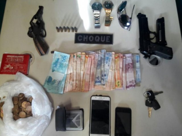 Celulares, dinheiro, armas e munições foram localizados com os suspeitos