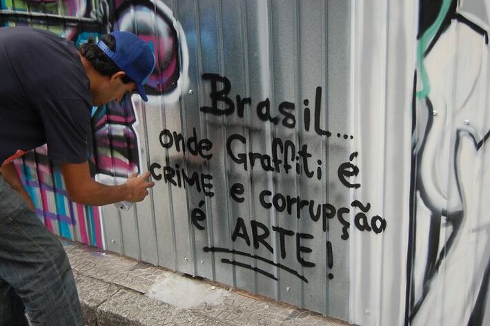 Artísta de rua faz protesto em grafite