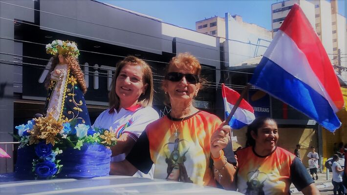 Imagem da N. S. de Cacupê durante desfile cívico na Capital.