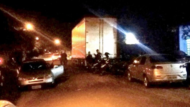 Movimentação de policiais e o caminhão apreendido, na noite de primeiro de dezembro.
