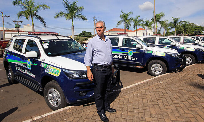Governador Reinaldo Azambuja (PSDB) na entrega de viaturas
