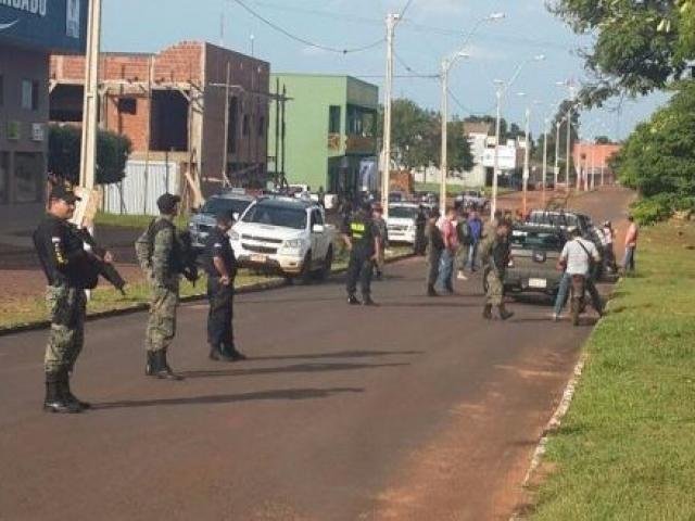 Equipe da Polícia Nacional Paraguai no local do confronto