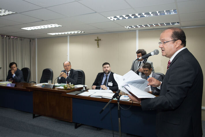 Deputado José Carlos Barbosinha quer atualização sobre as modalidades de licitação. Foto: João Garrigó