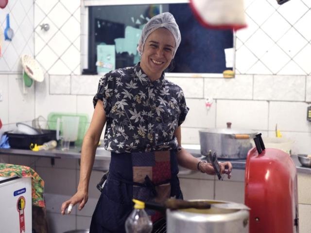 'Camila Santana fará hambúrgueres pelo ateliê Massas Capivara'