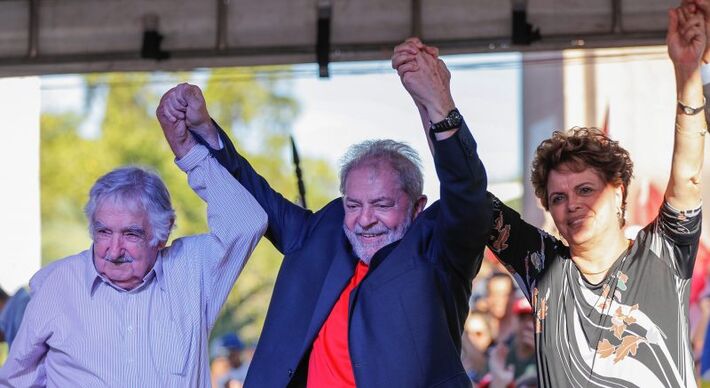 O ex-presidente Luiz Inácio Lula da Silva conversa com o ex-mandatário uruguaio Jose Mujica durante encontro em Santana do Livramento, em 19 de março de 2018
