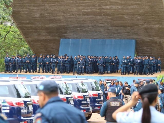 PMs durante cerimônia na Praça do Rádio Clube, em Campo Grande