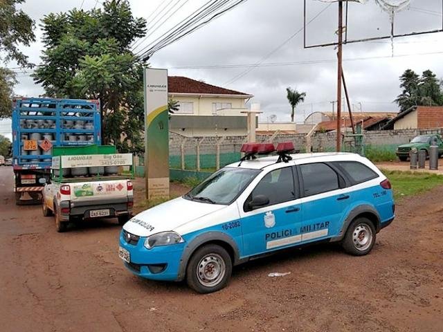 Viatura da Polícia Militar em frente a uma distribuidora de gás em Dourados, durante operação do Gaeco, na semana passada