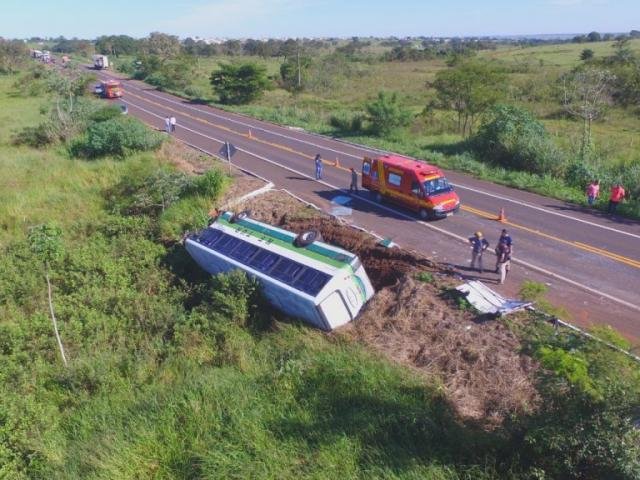 Ônibus tombado às margens de rodovia em Bataguassu