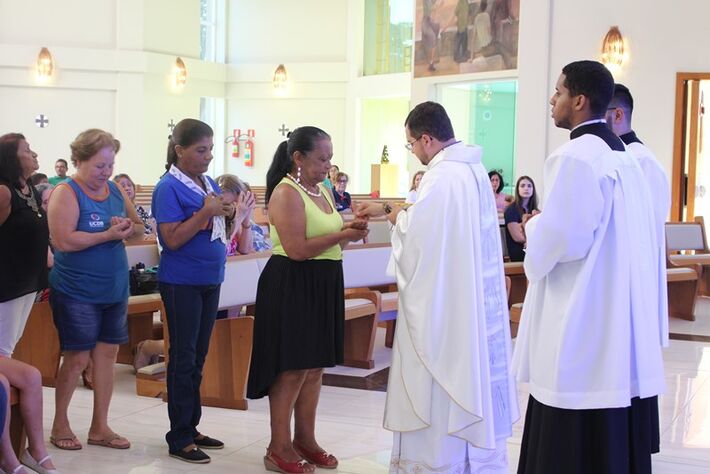Momento da comunhão durante a missa em homenagem ao Dia das Mães