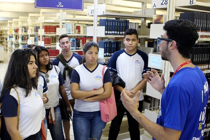 Alunos do ensino médio conheceram a Biblioteca Pe. Félix Zavattaro