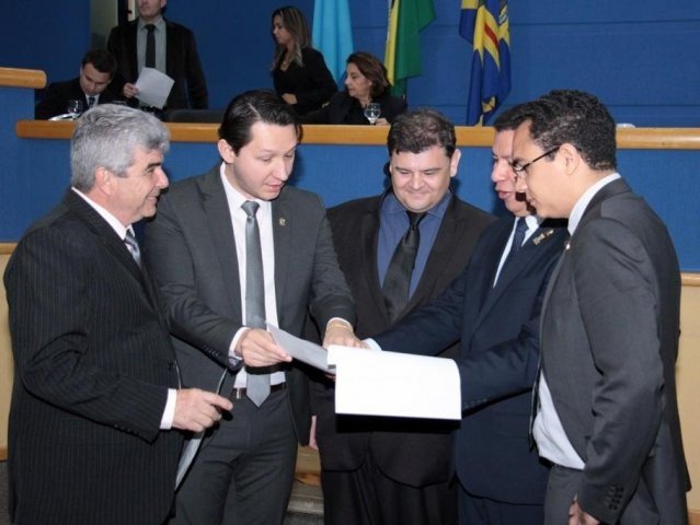 Da direita para a esquerda, vereadores Francisco Carvalho, Junior Longo, Vinícius Siqueira, Jeremias Flores e Odilon de Oliveira.