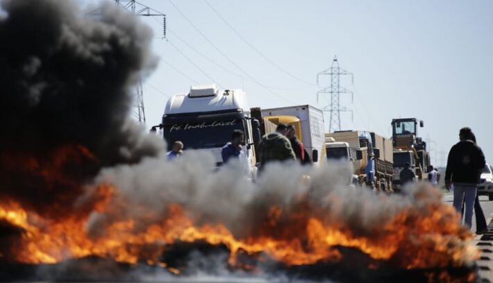 Manifestantes atearam fogo em pneus e interromperam fluxo de caminhões
