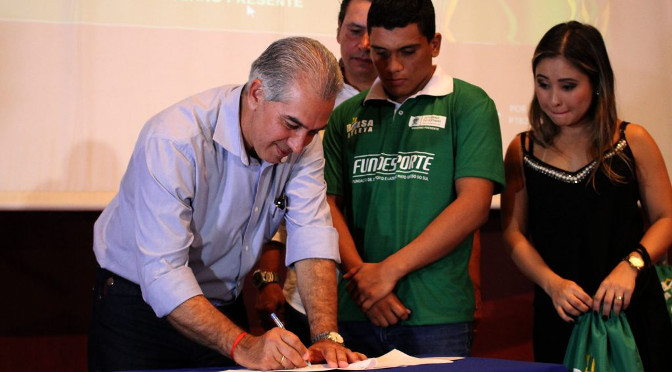 Assinatura do governador Reinaldo Azambuja para a adesão dos Programas